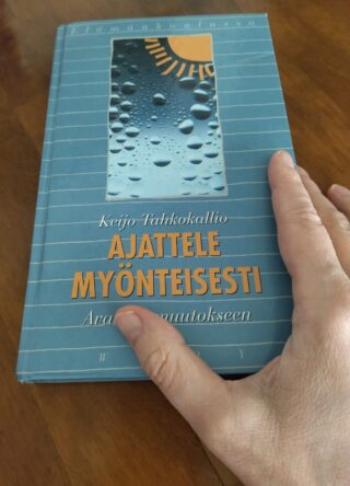 Kirjan turkoosi kansi. Ajattele myönteisesti.